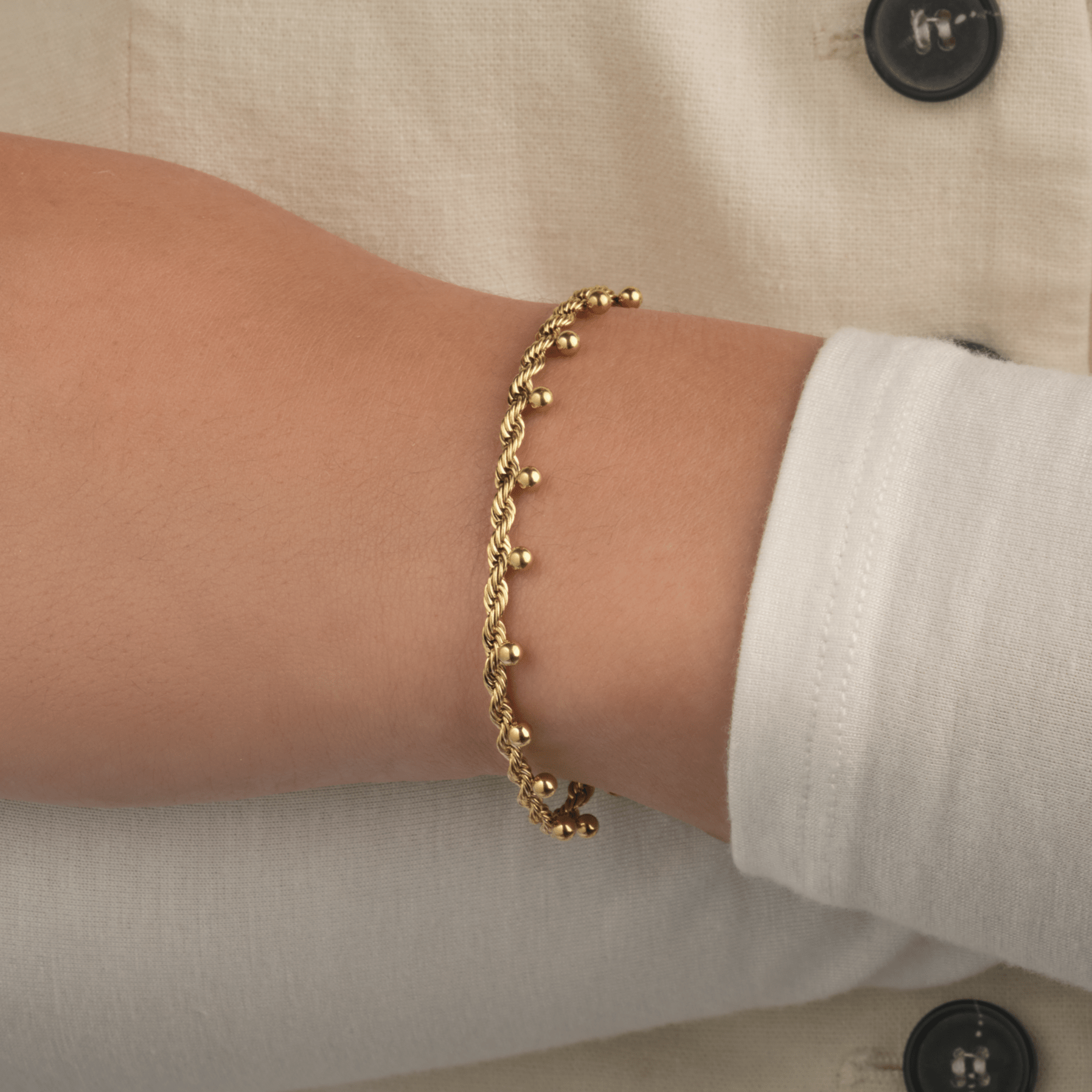 Armband gedraaid bollen goud - Desieradenconcurrent.nl