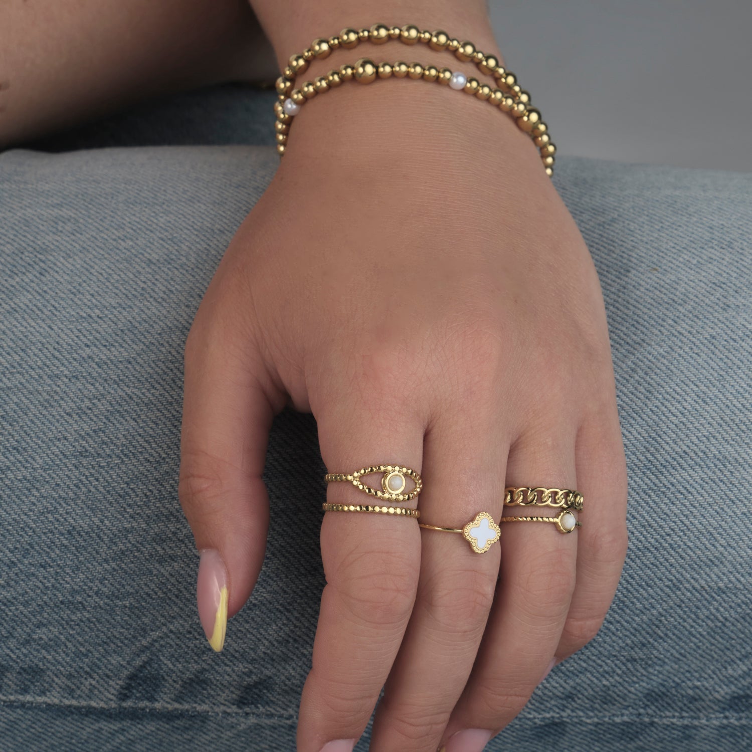 Armband stretch bolletjes goud - Desieradenconcurrent.nl