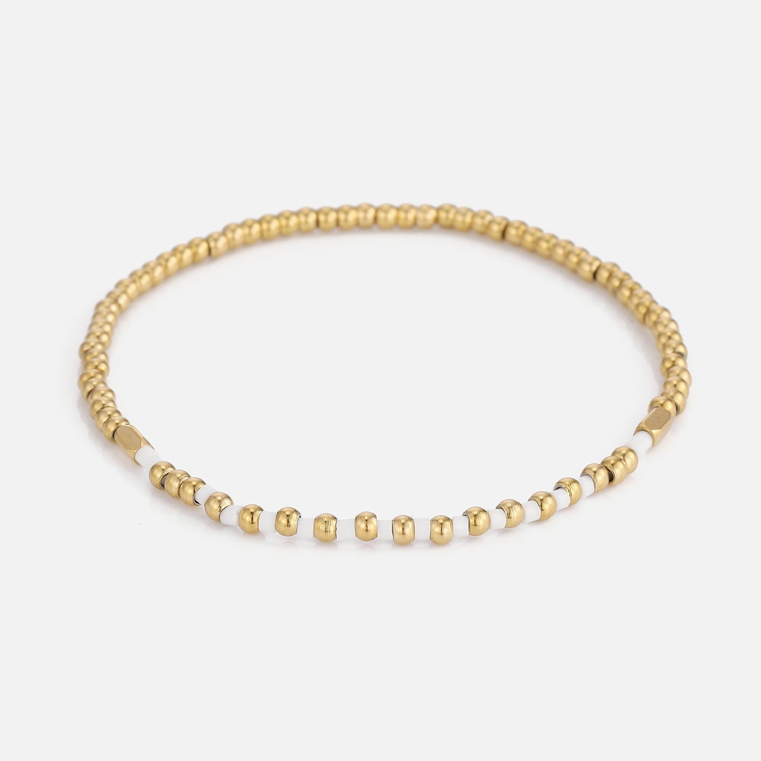 Armband witte kralen stretch goud - Desieradenconcurrent.nl
