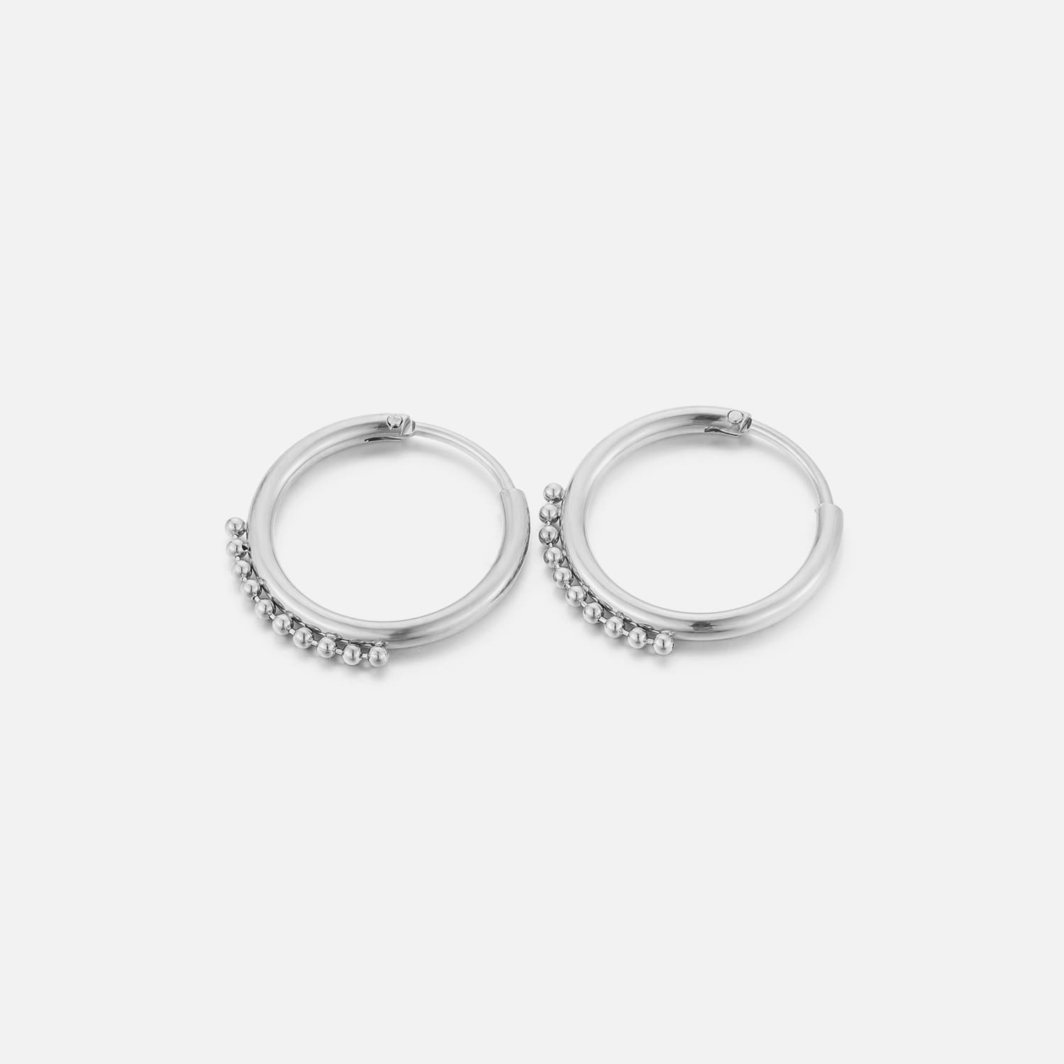 Bali oorbellen balletjes zilver - Desieradenconcurrent.nl
