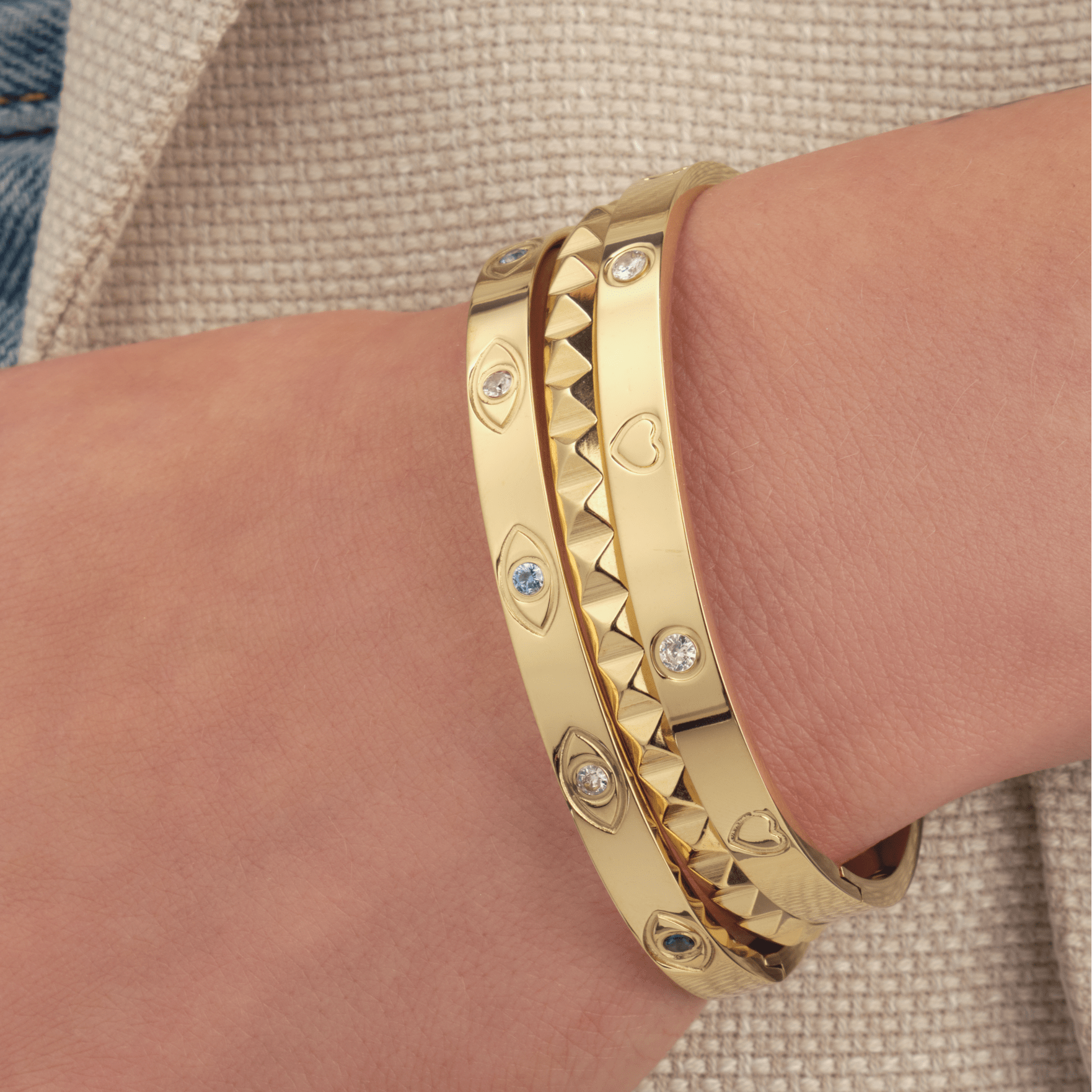 Bangle hartjes goud - Desieradenconcurrent.nl