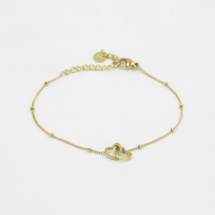 Gouden dame armband met twee in elkaar vast houdende hartjes, vriendschap, liefde en verbintenis.