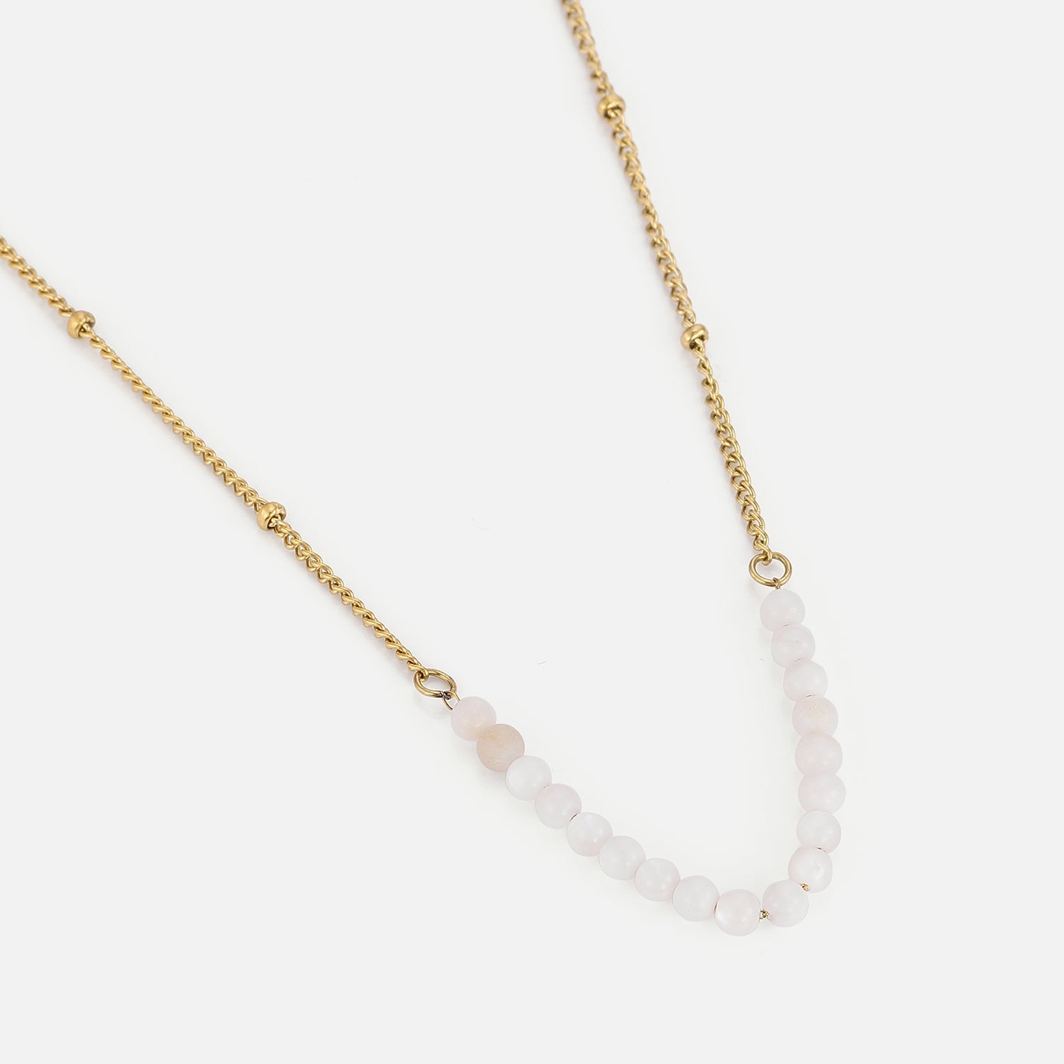 Ketting fijne witte kralen goud - Desieradenconcurrent.nl