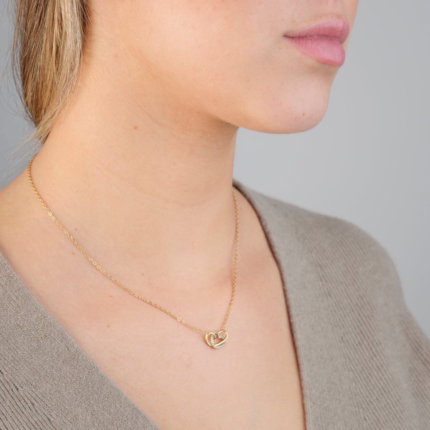 Ketting verbonden hart steentjes goud - Desieradenconcurrent.nl