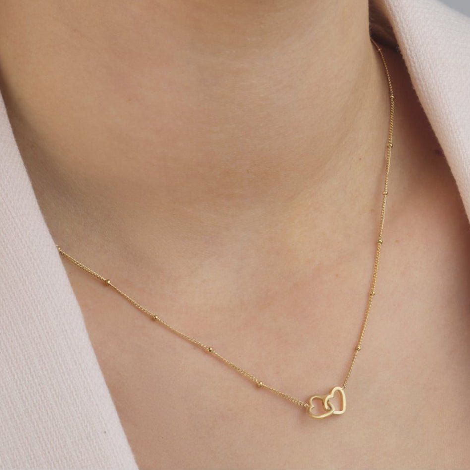 Ketting verbonden hartjes goud - Desieradenconcurrent.nl