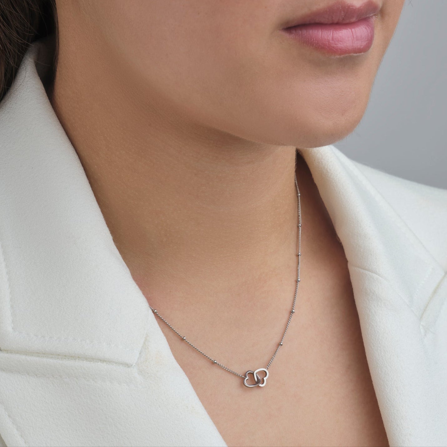 Ketting verbonden hartjes zilver - Desieradenconcurrent.nl