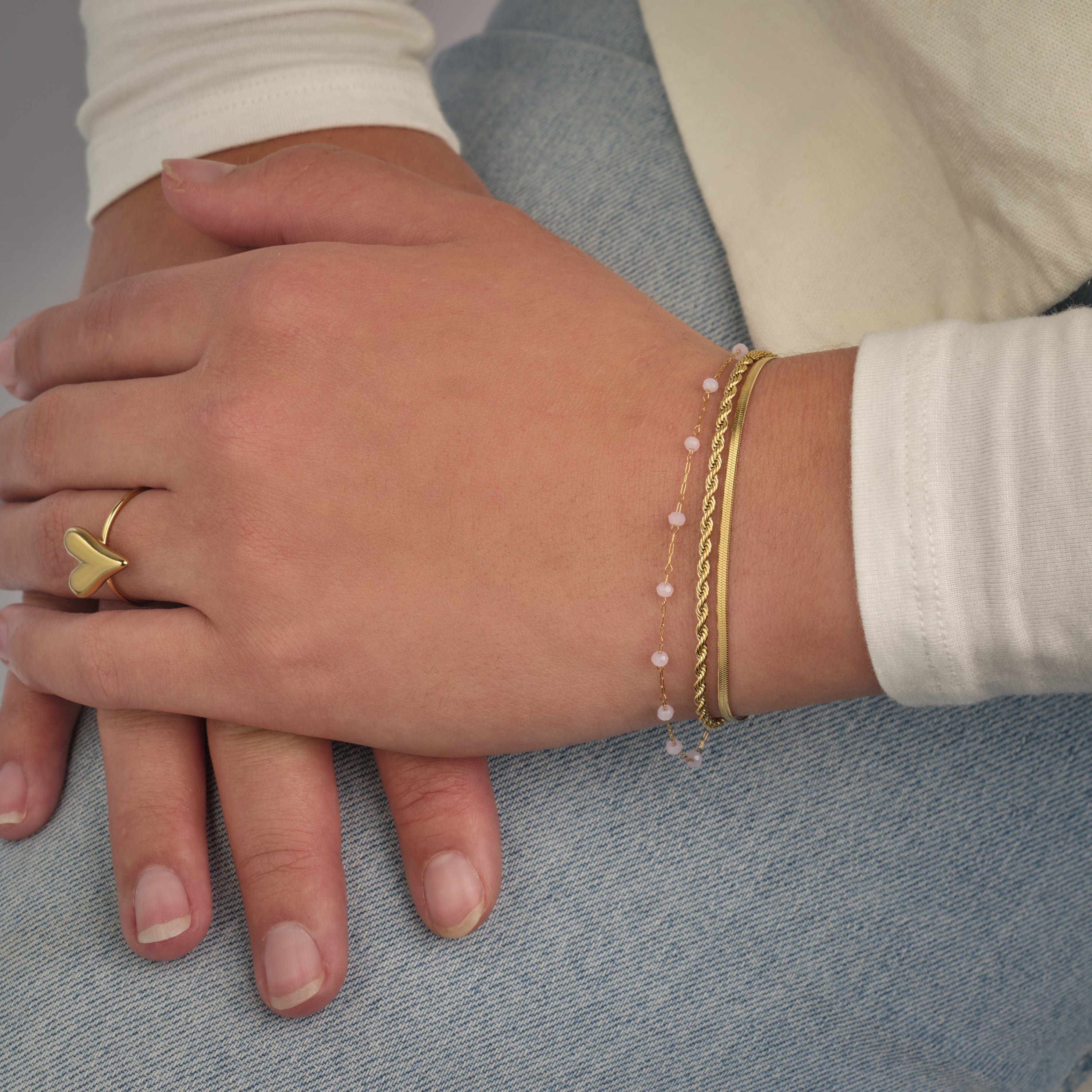 Platte armband 2mm goud - Desieradenconcurrent.nl