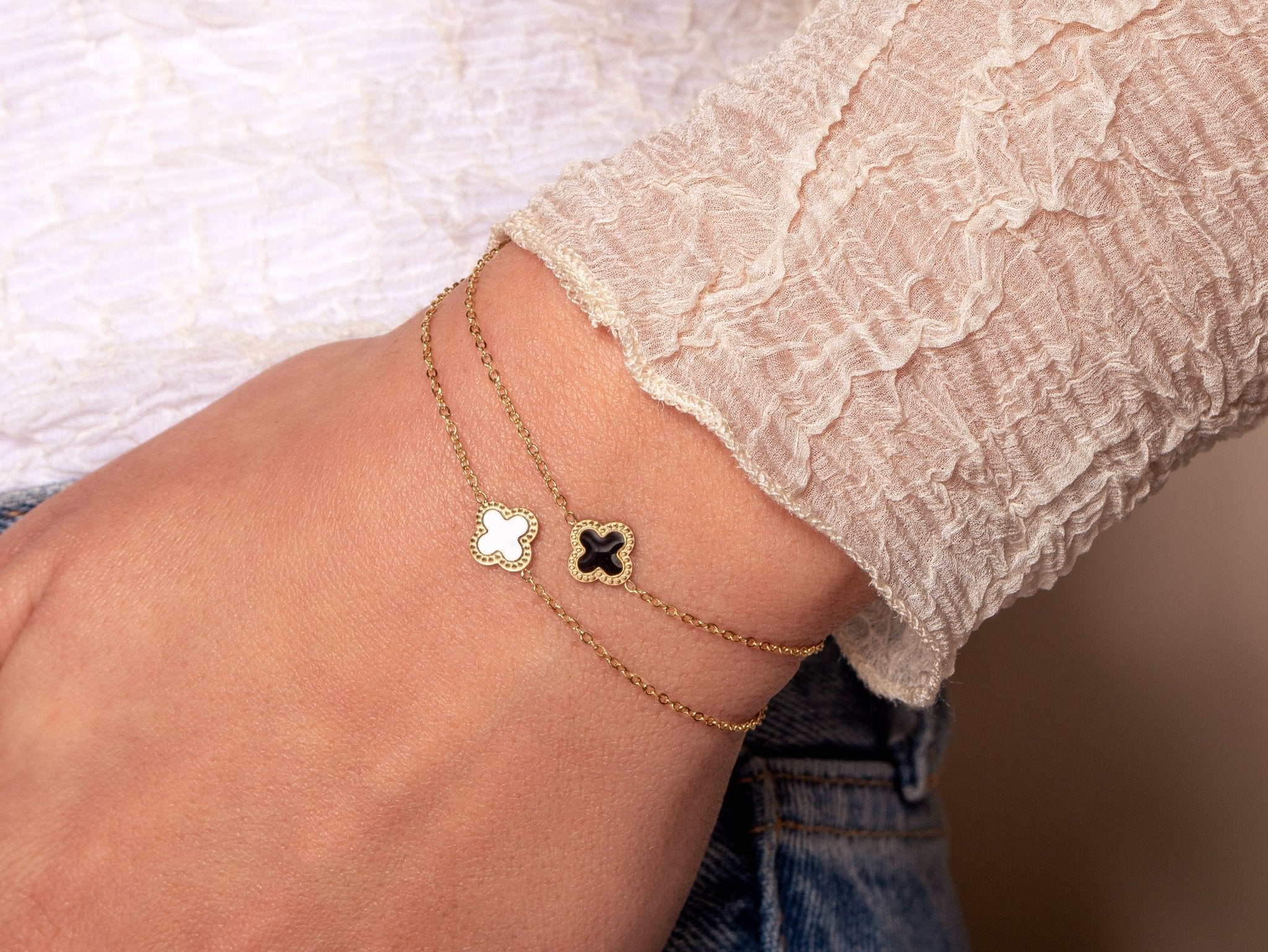 Single klaver armband goud/zwart - Desieradenconcurrent.nl