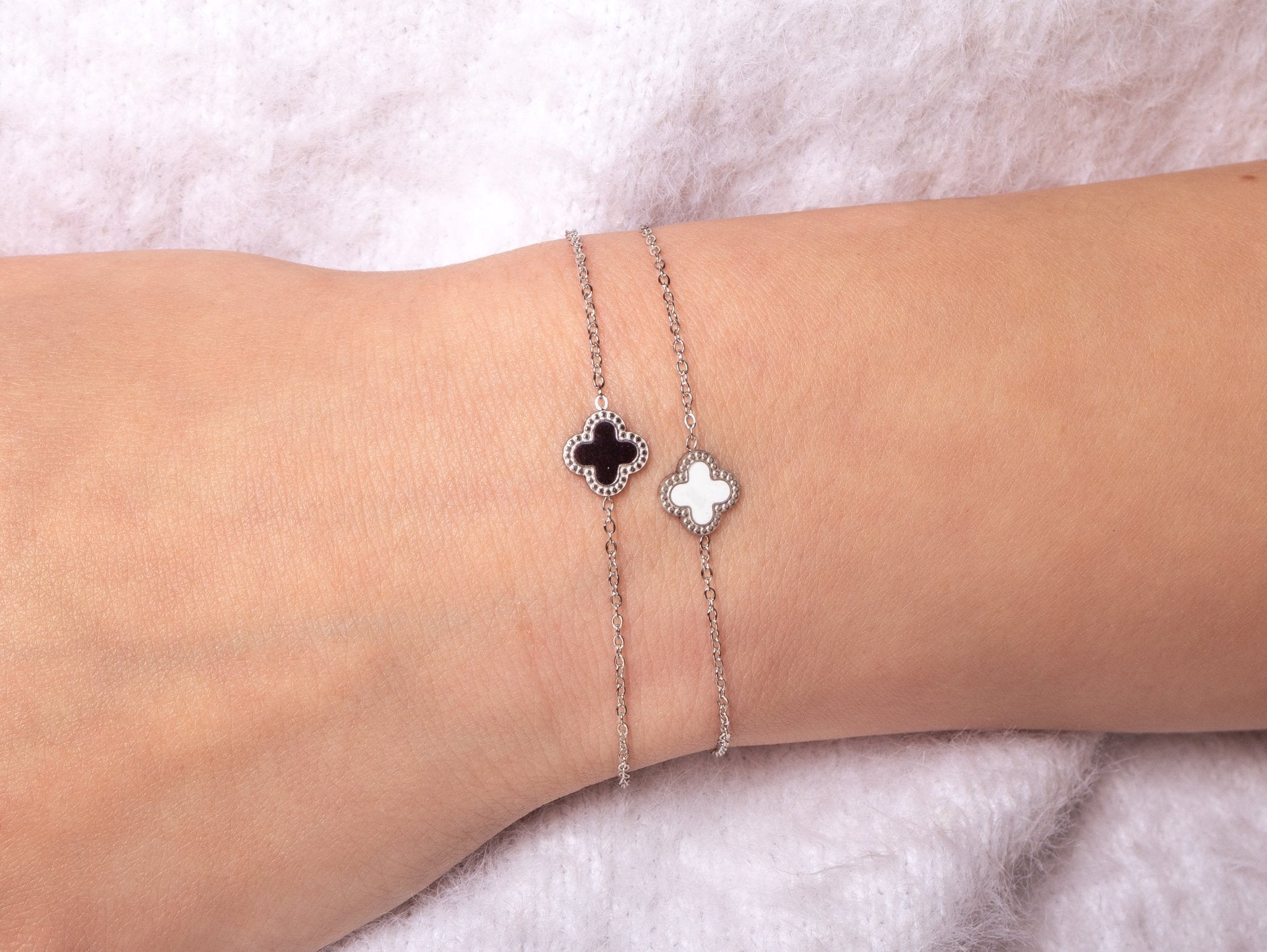 Single klaver armband zilver/zwart - Desieradenconcurrent.nl