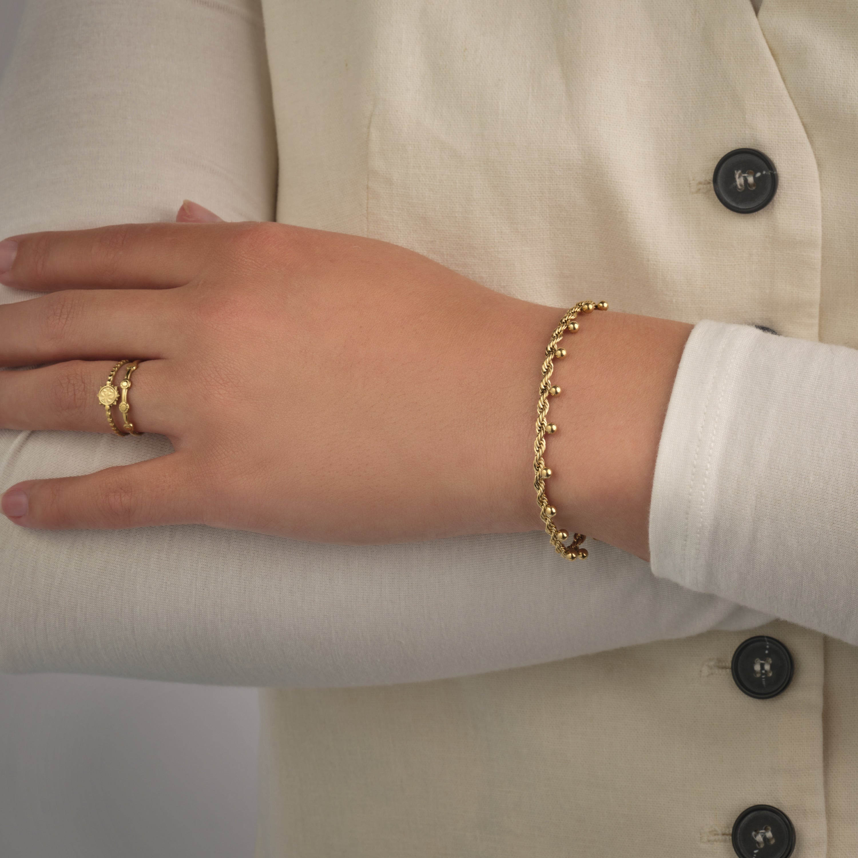 Armband gedraaid bollen goud - Desieradenconcurrent.nl