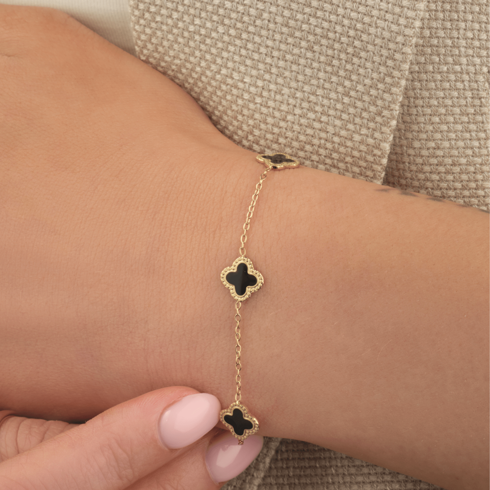 Armband klaver gold/black - Desieradenconcurrent.nl