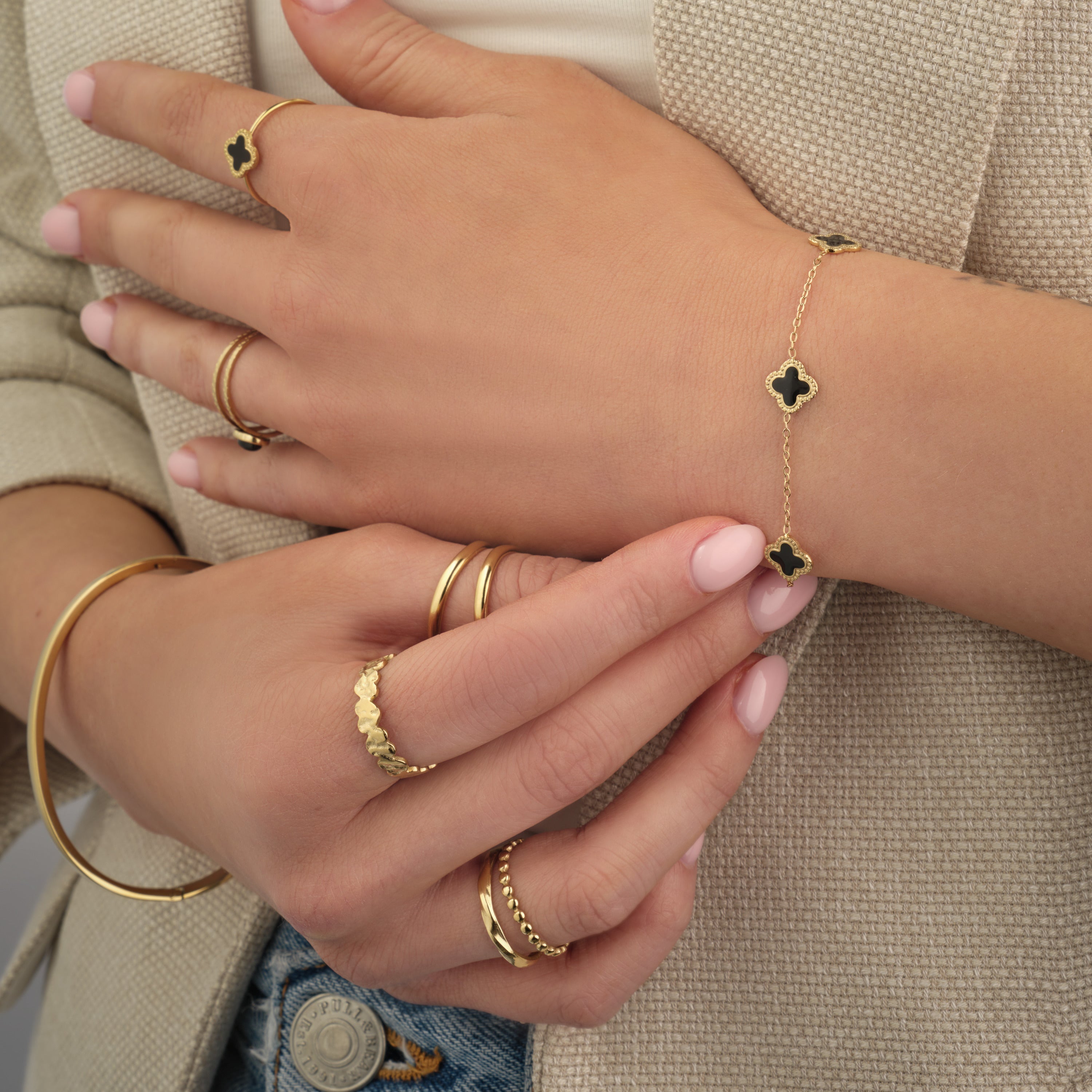 Armband klaver gold/black - Desieradenconcurrent.nl