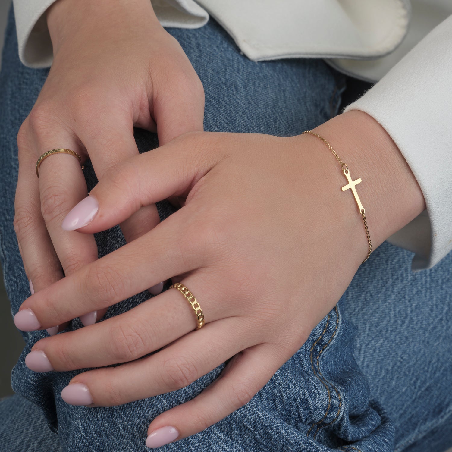 Armband met kruisje goud - Desieradenconcurrent.nl