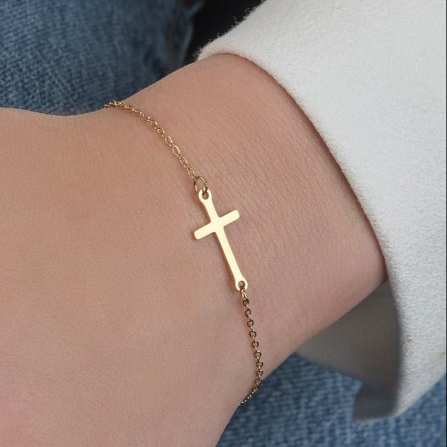 Armband met kruisje goud - Desieradenconcurrent.nl