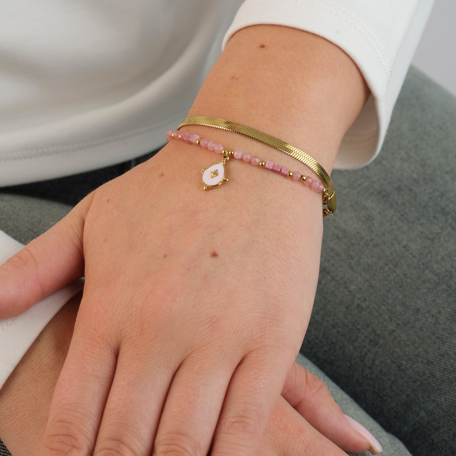 Armband roze kralen met bedeltje goud - Desieradenconcurrent.nl