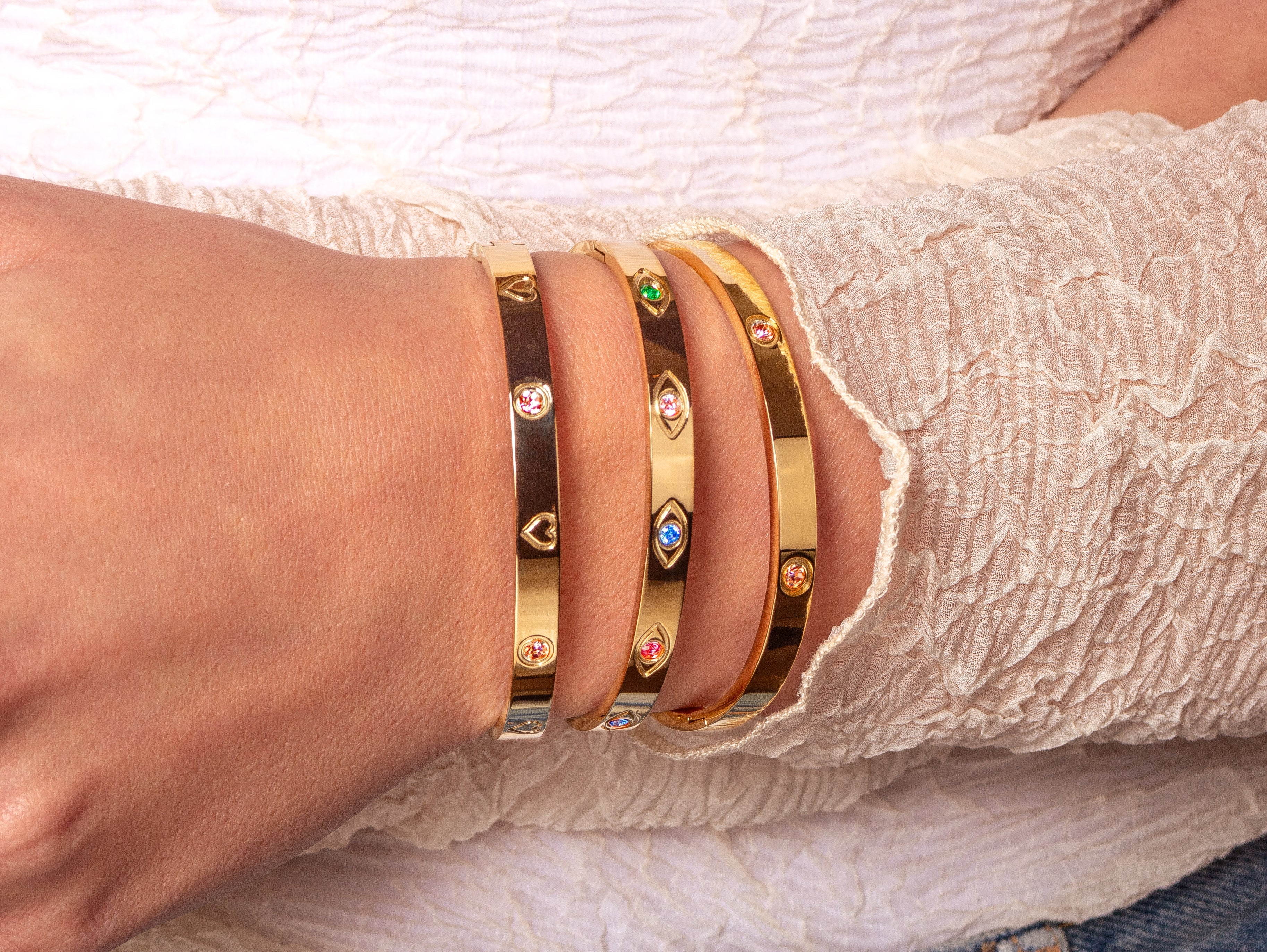 Bangle hartjes goud - Desieradenconcurrent.nl
