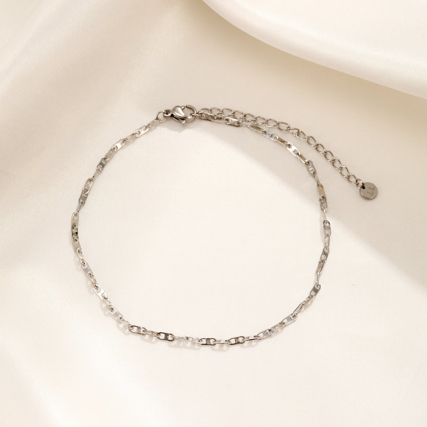 Enkelband haakse schakel zilver - Desieradenconcurrent.nl
