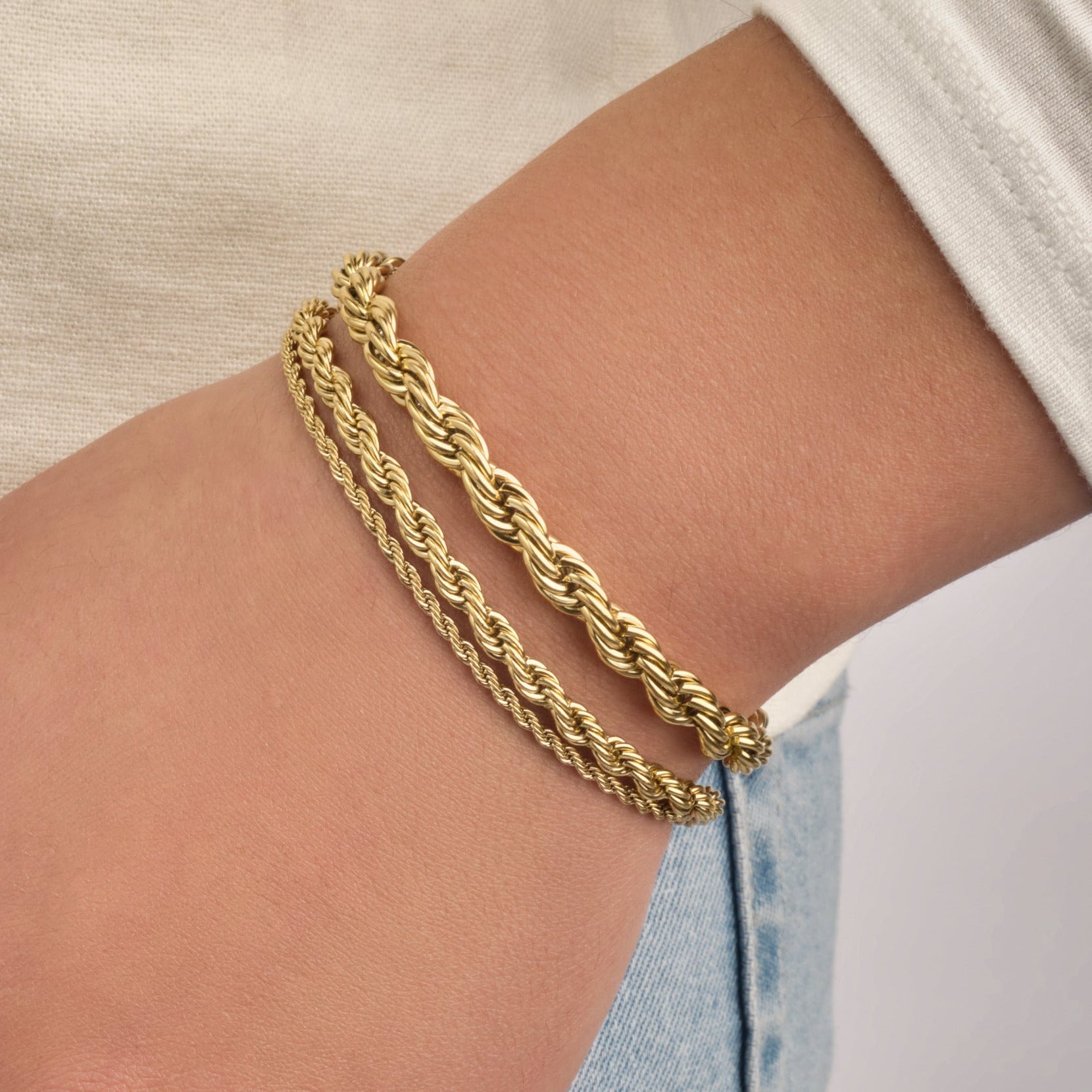 Gedraaide armband 4mm goud - Desieradenconcurrent.nl