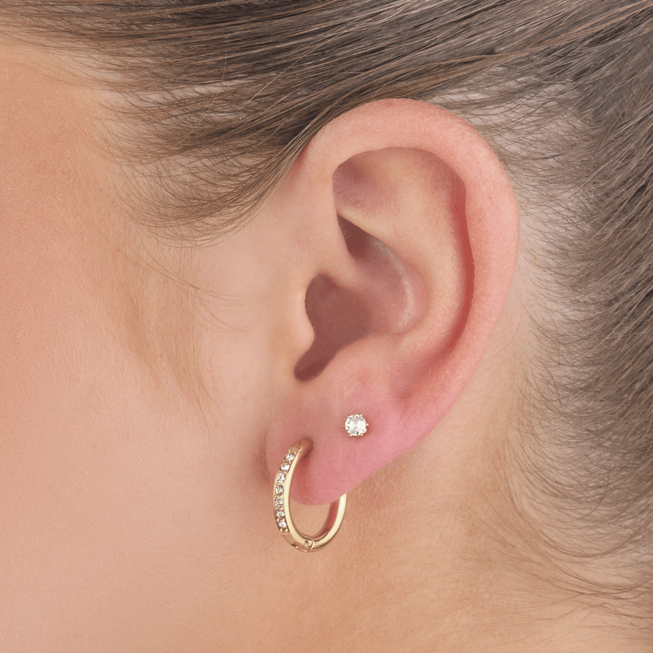 Hoops met steentjes wit/goud - Desieradenconcurrent.nl