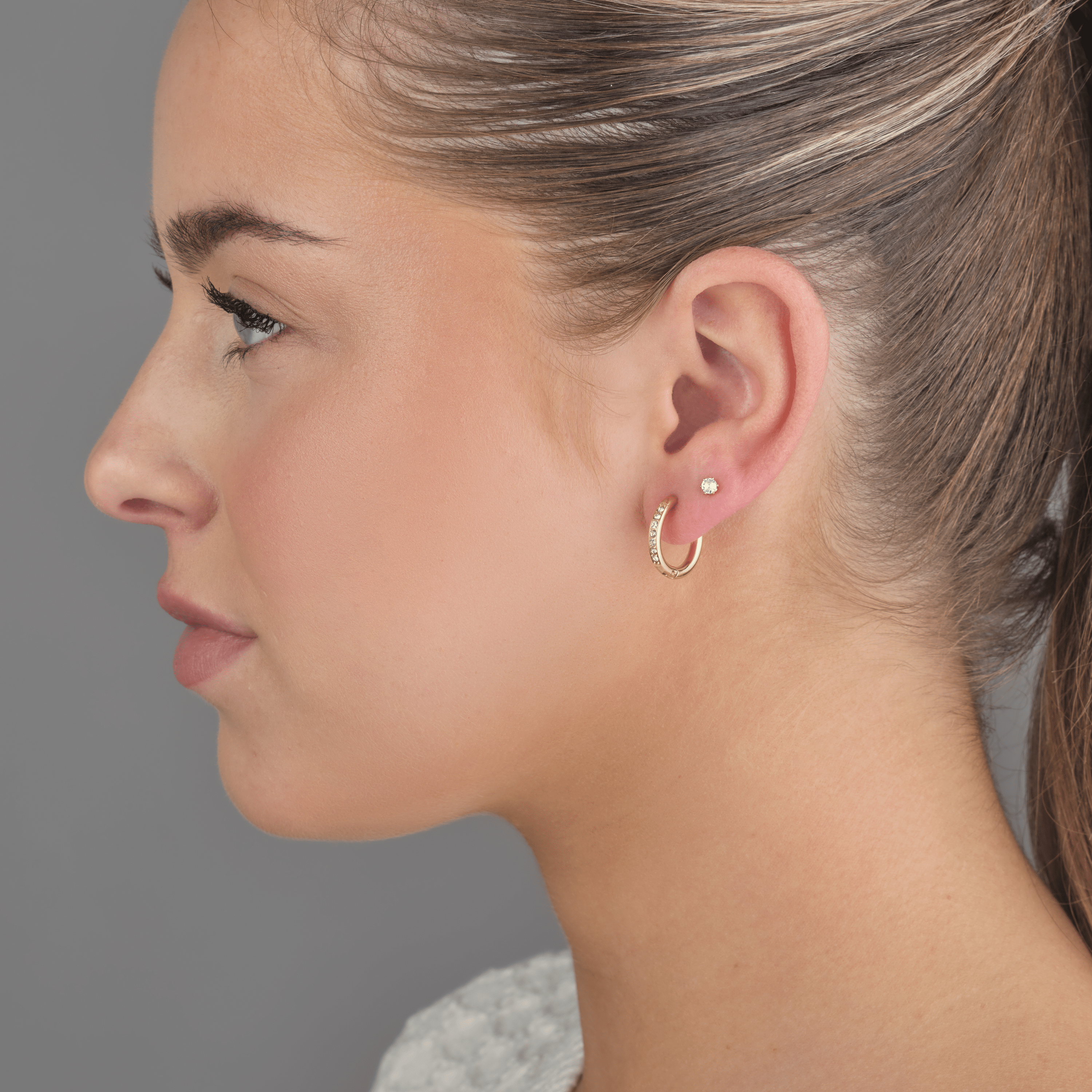 Hoops met steentjes wit/goud - Desieradenconcurrent.nl