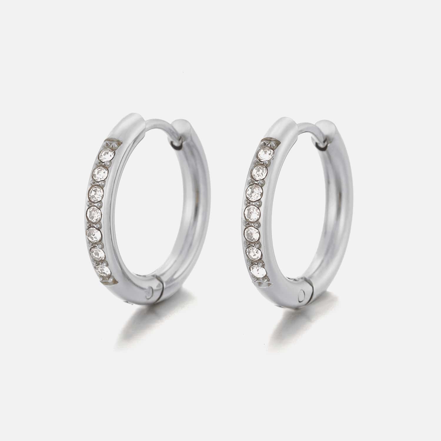 Hoops met steentjes wit/zilver - Desieradenconcurrent.nl