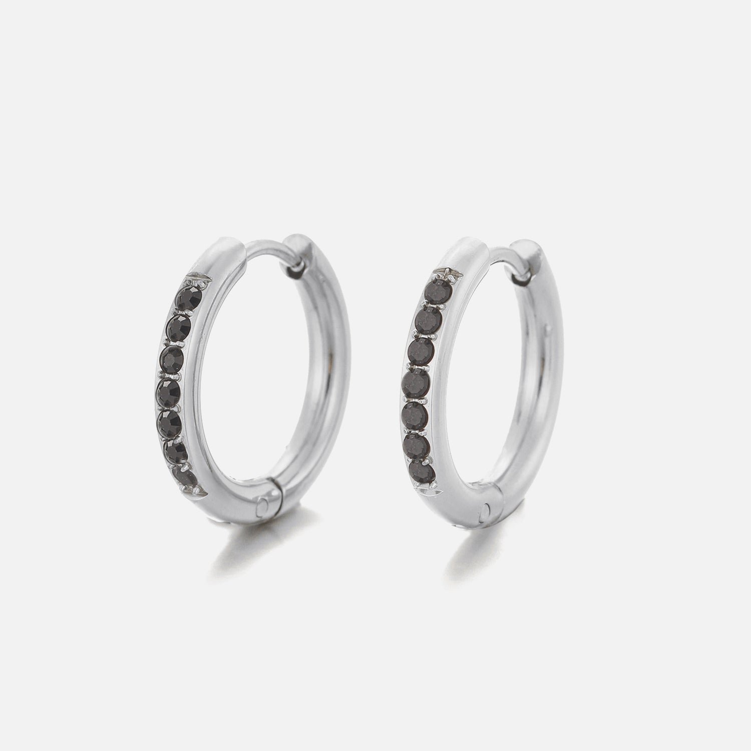 Hoops met steentjes zwart/zilver - Desieradenconcurrent.nl