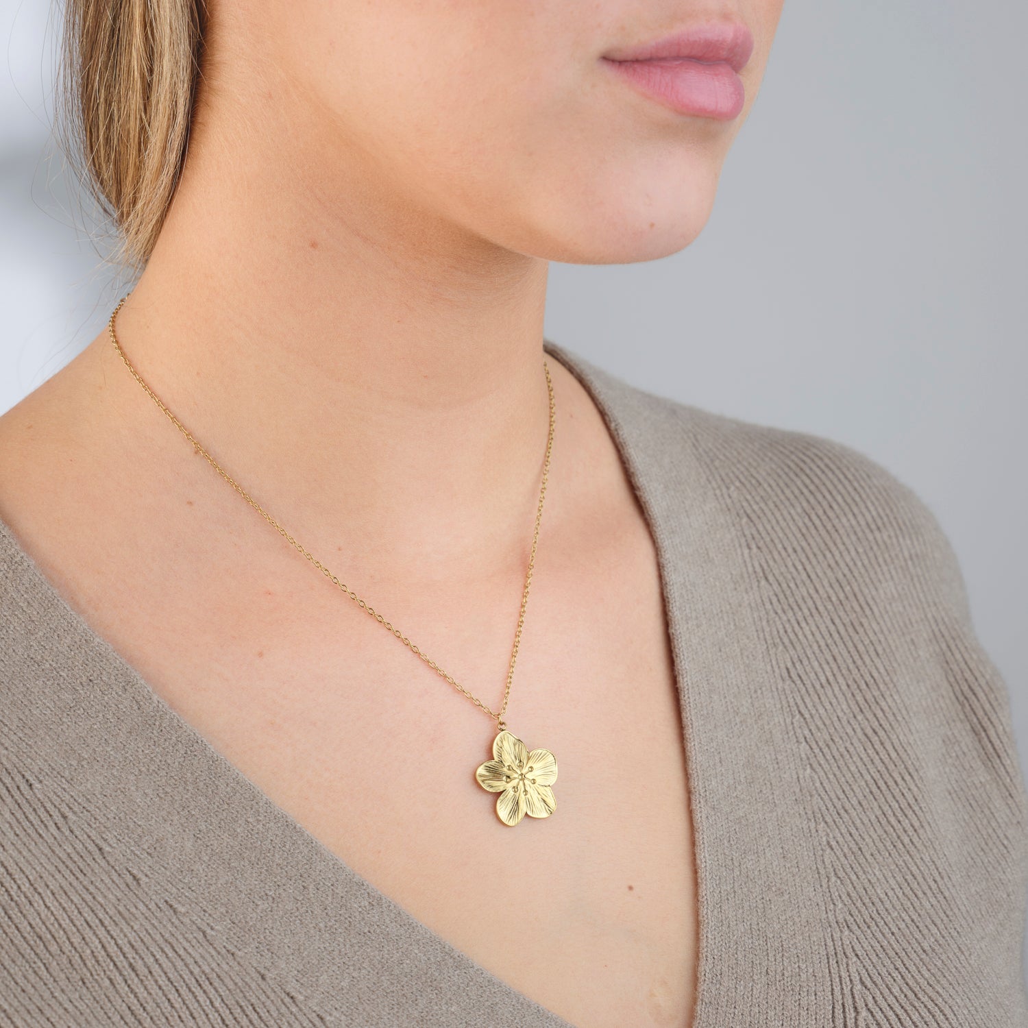 Ketting bloem statement goud - Desieradenconcurrent.nl