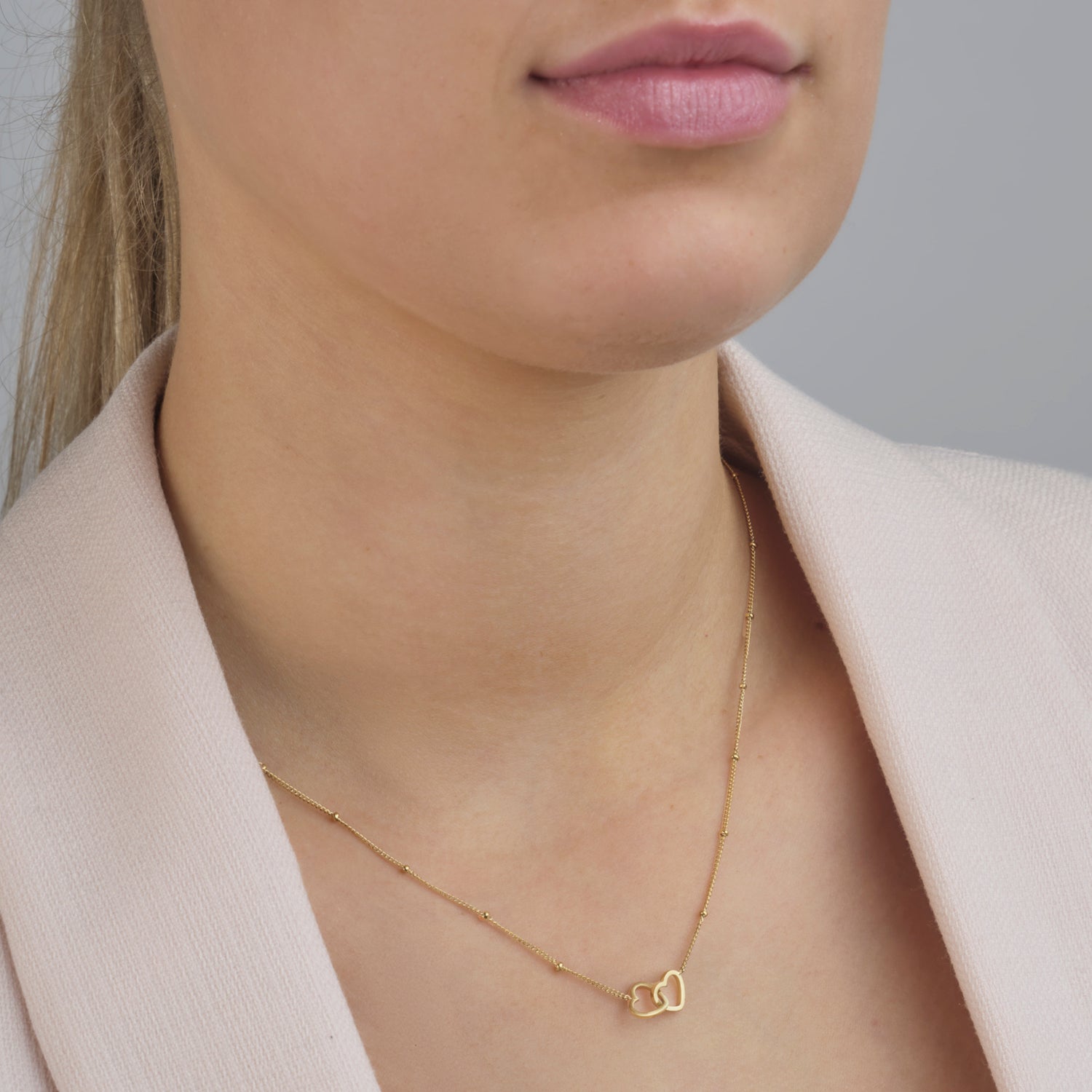 Ketting verbonden hartjes goud - Desieradenconcurrent.nl