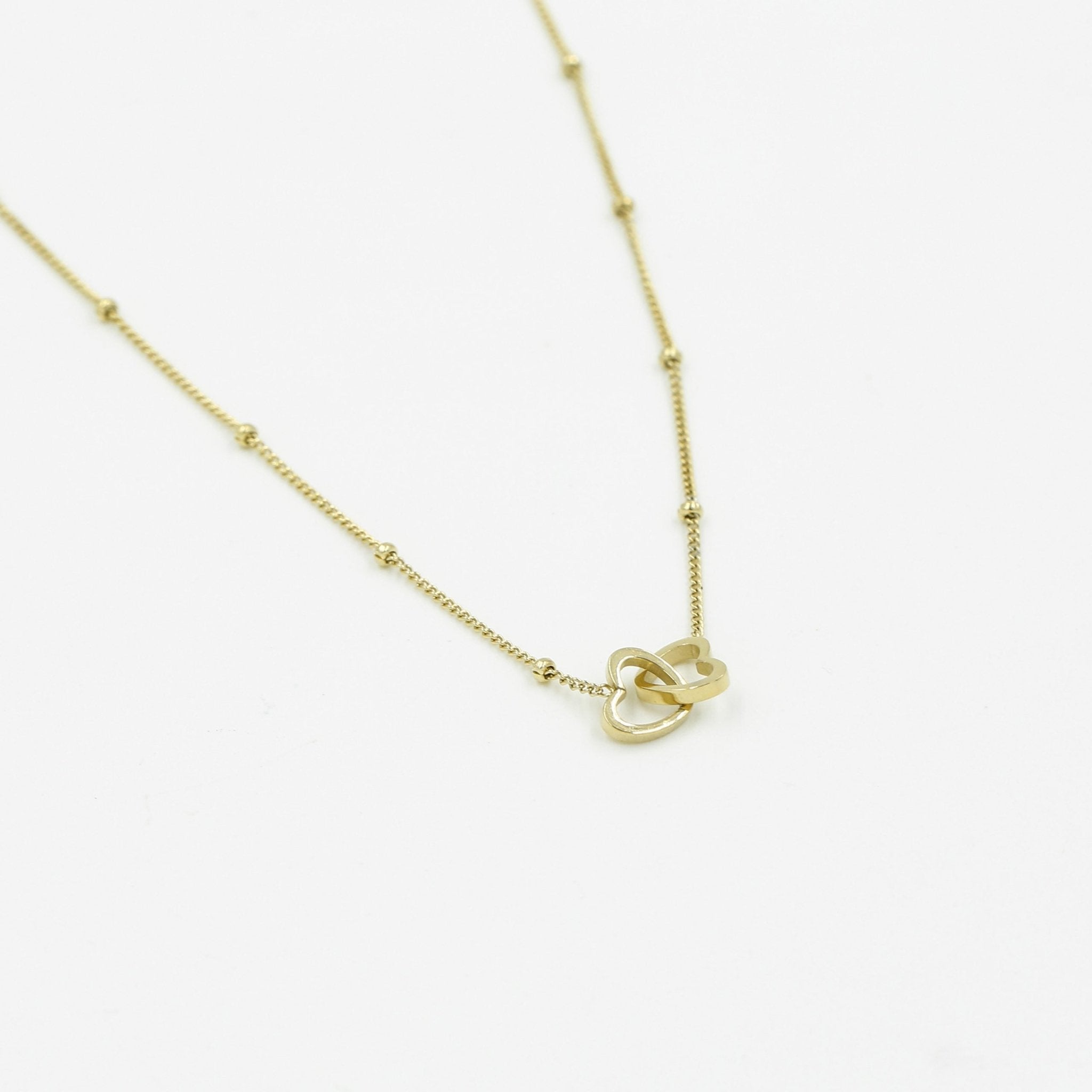 Ketting verbonden hartjes goud - Desieradenconcurrent.nl