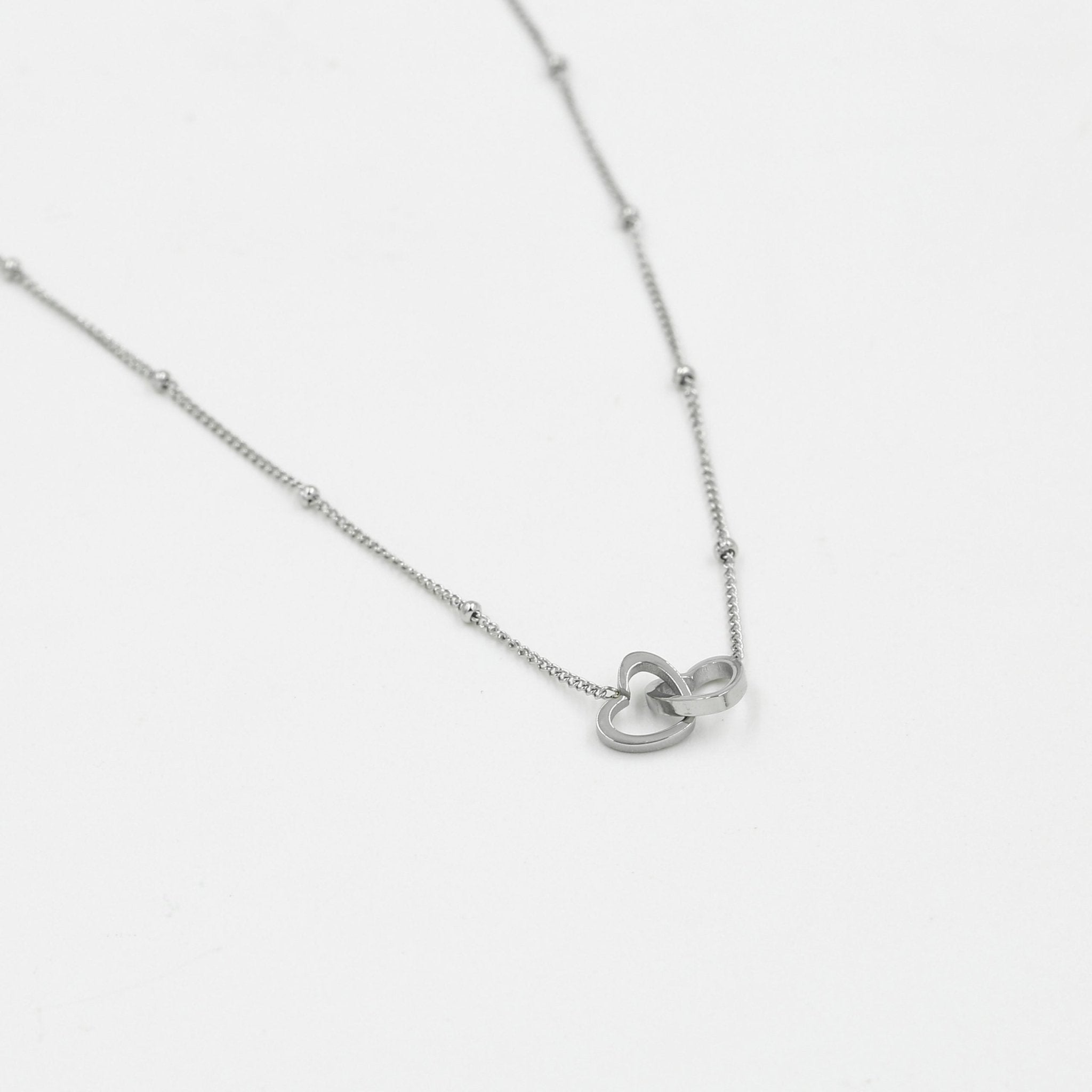 Ketting verbonden hartjes zilver - Desieradenconcurrent.nl