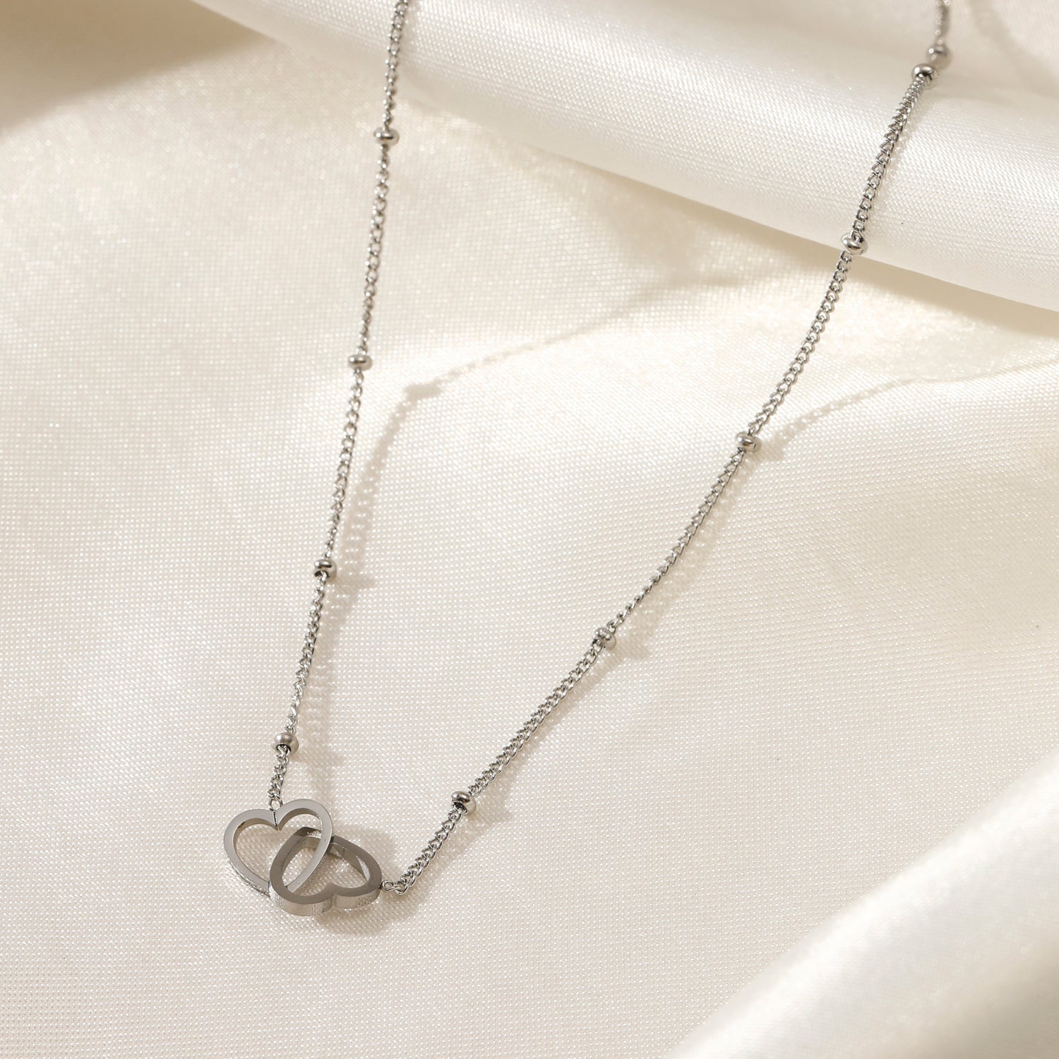 Ketting verbonden hartjes zilver - Desieradenconcurrent.nl