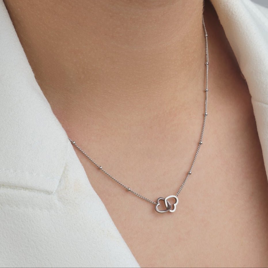 Ketting verbonden hartjes zilver - Desieradenconcurrent.nl