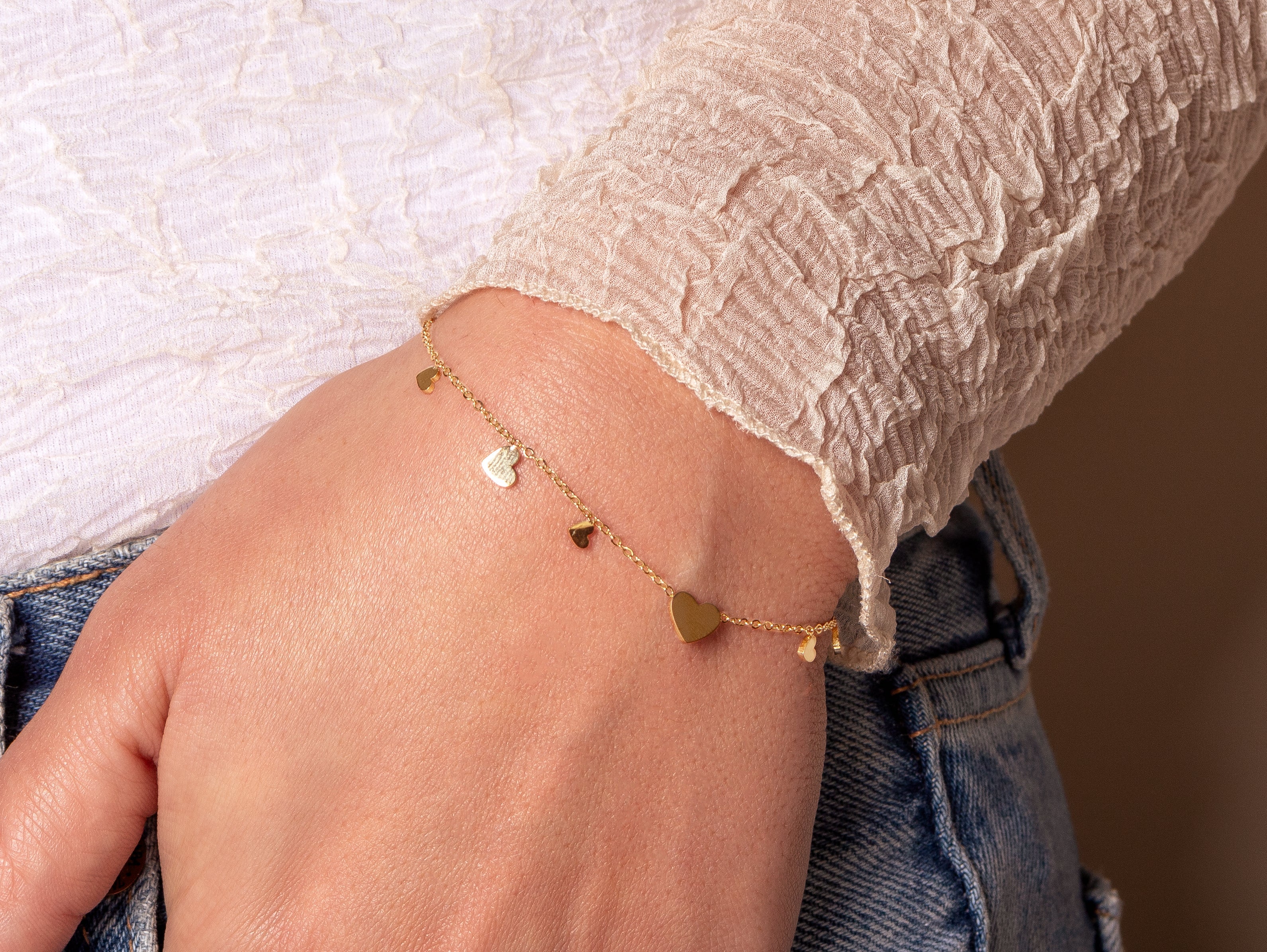 Meerdere hartjes armband goud - Desieradenconcurrent.nl