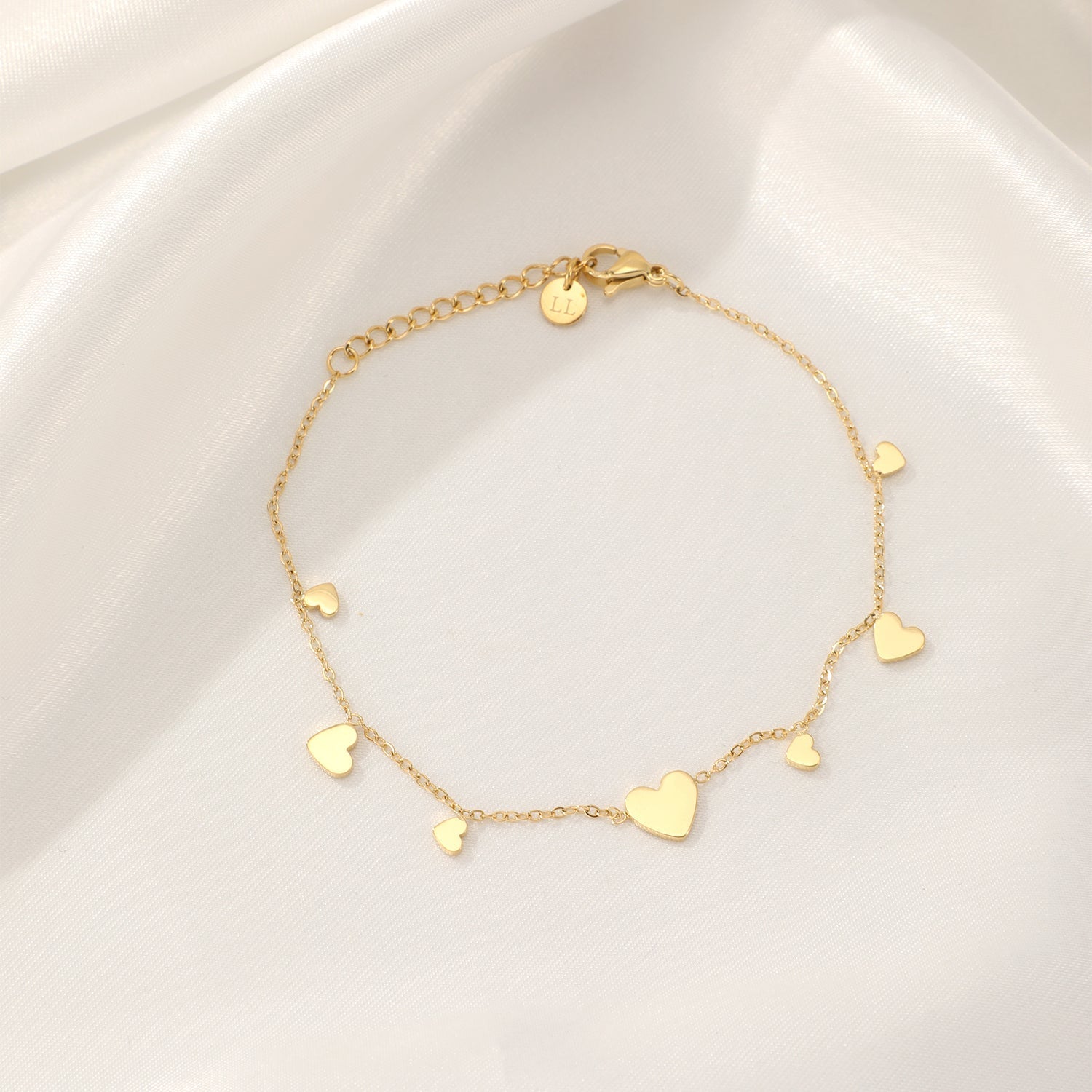 Meerdere hartjes armband goud - Desieradenconcurrent.nl