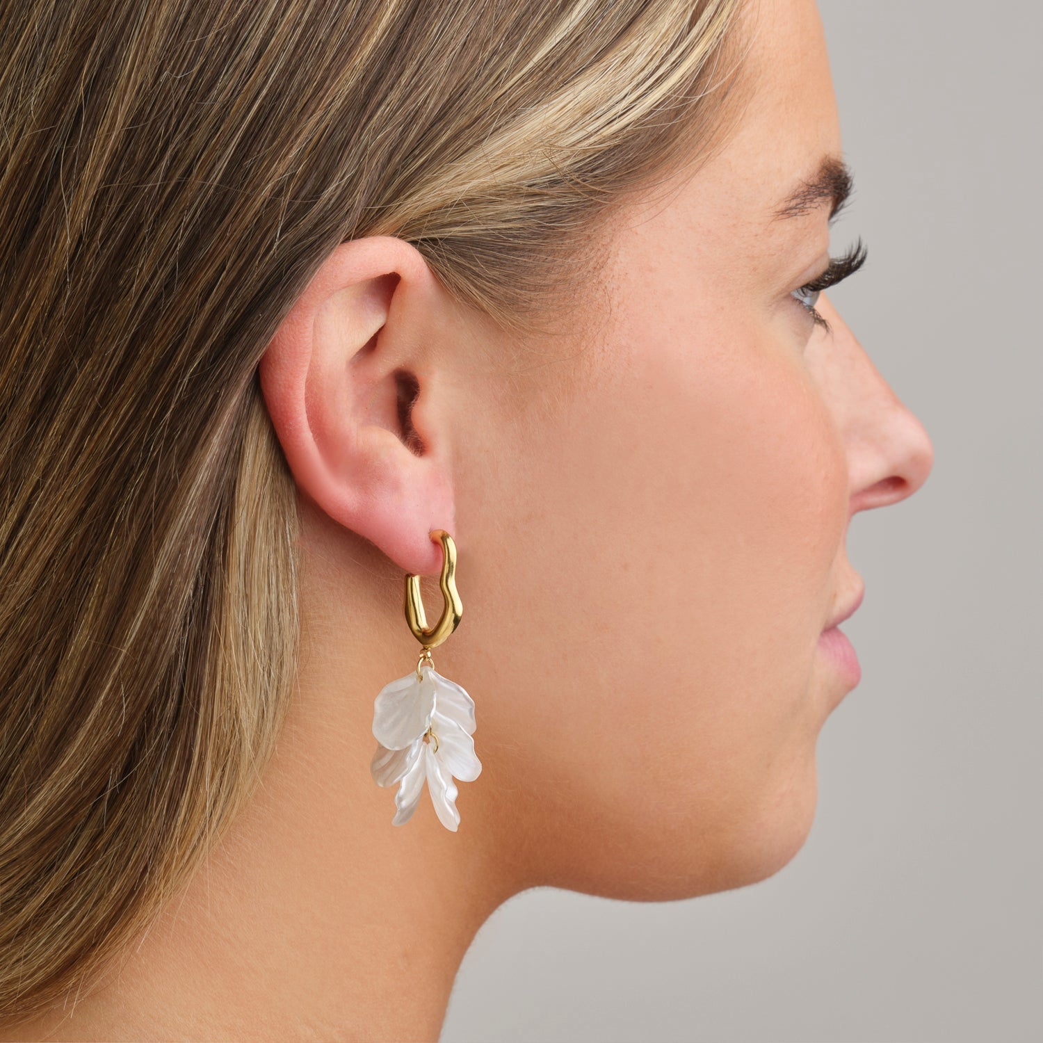 Oorbellen flora wave goud/wit - Desieradenconcurrent.nl