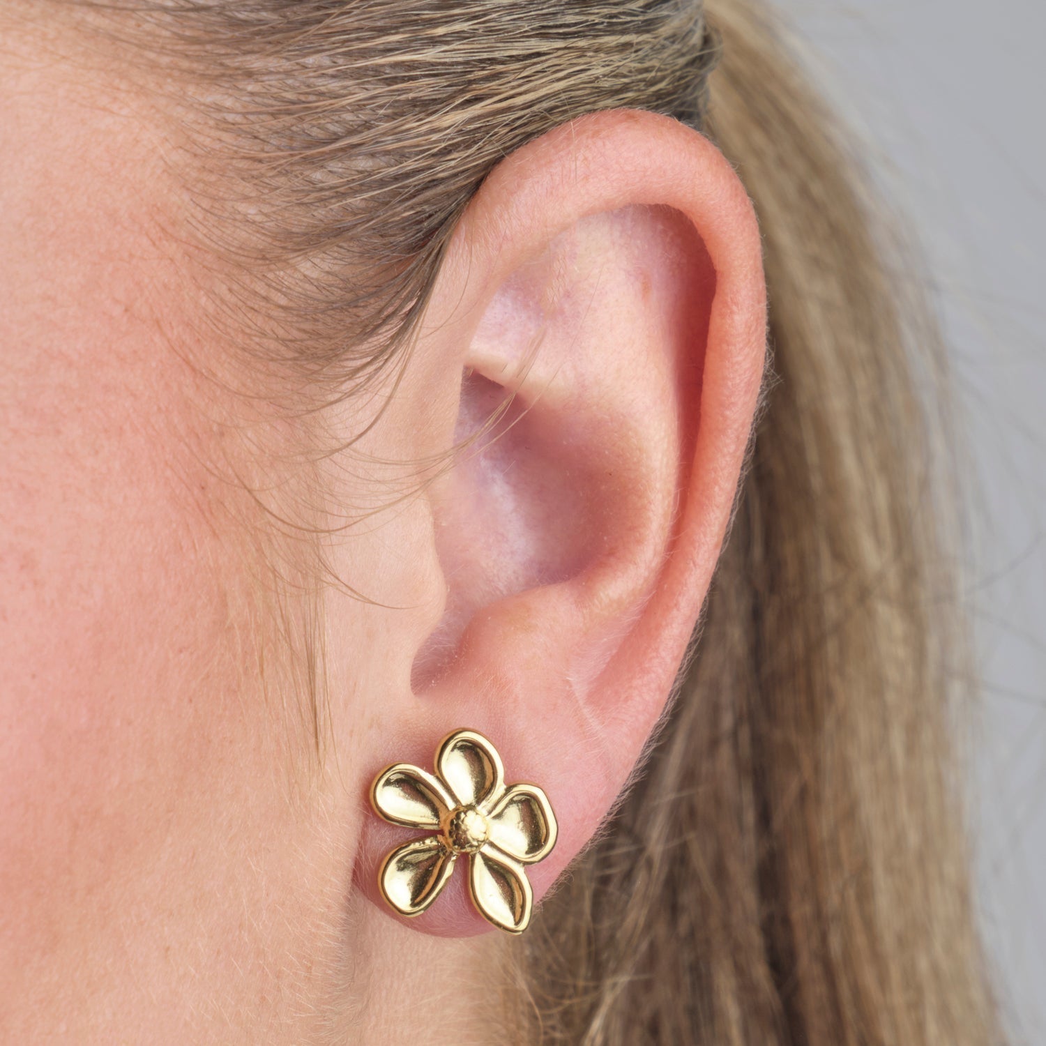 Oorsteker flower goud - Desieradenconcurrent.nl
