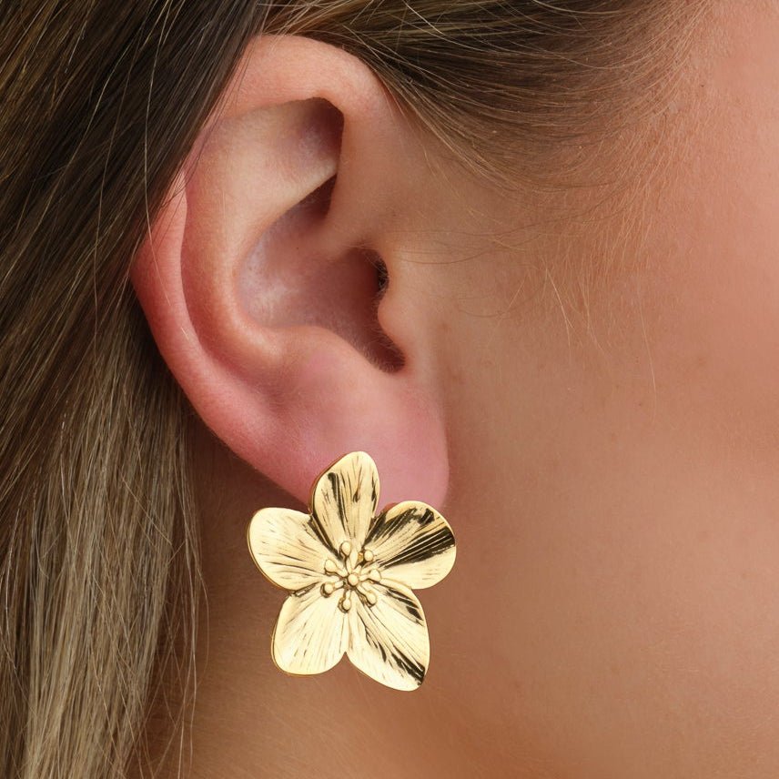 Oorstekers classic flower goud - Desieradenconcurrent.nl