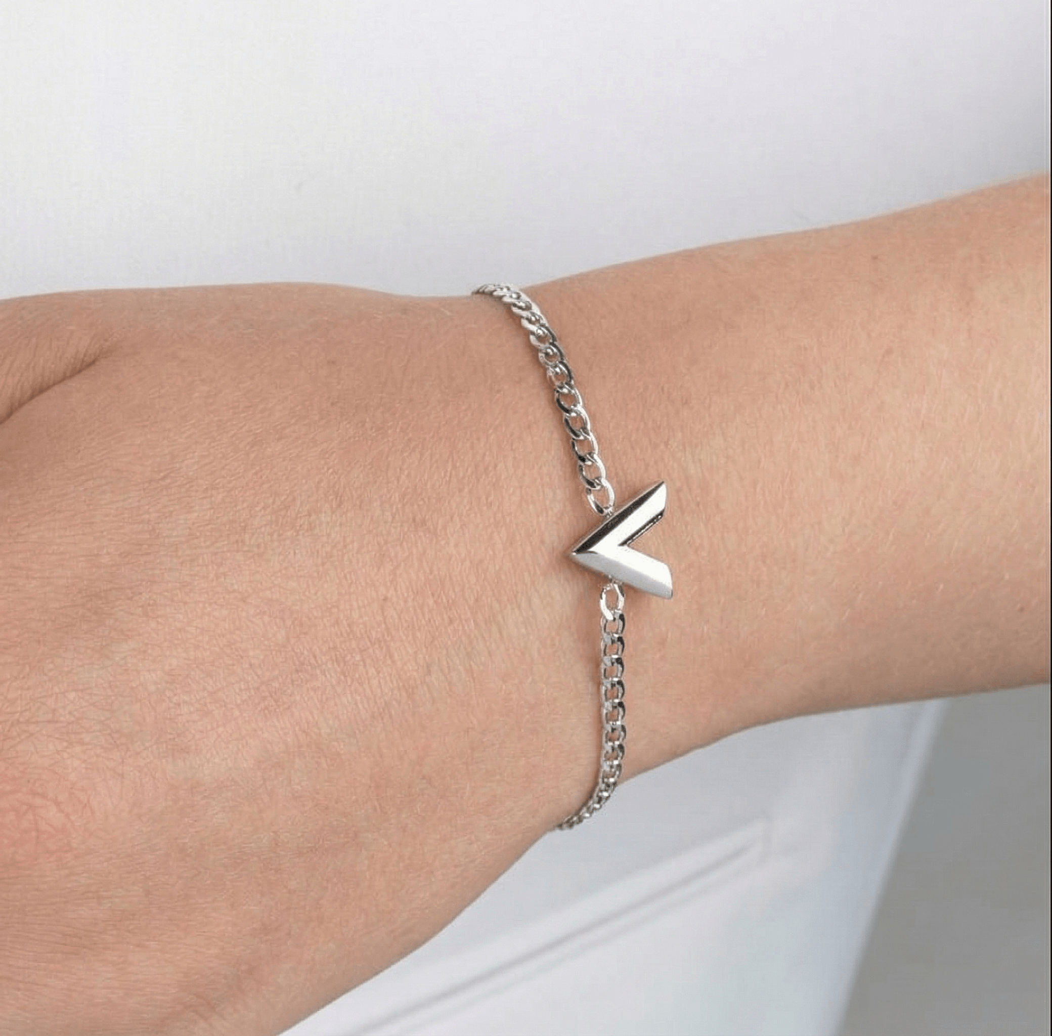Schakelarmband V zilver - Desieradenconcurrent.nl