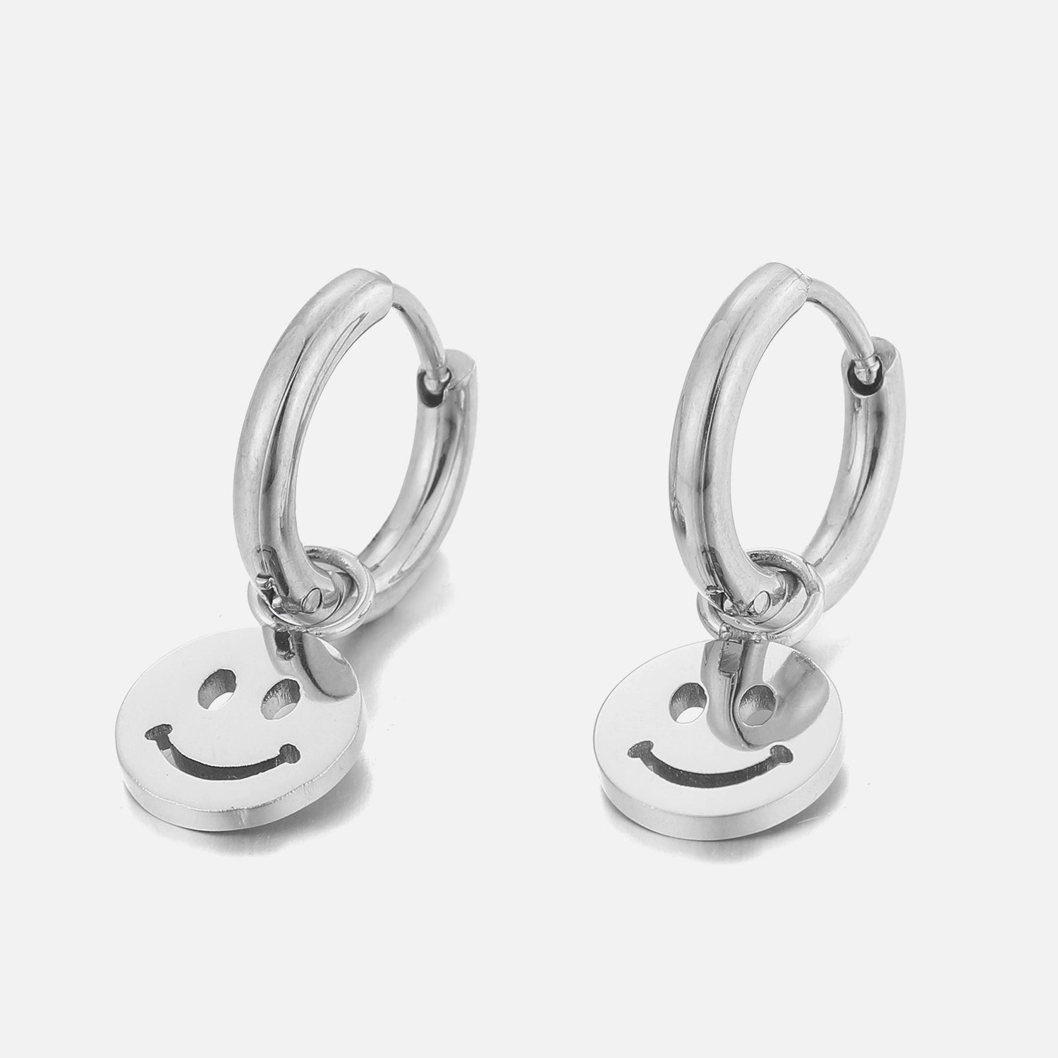 Smiley oorbellen zilver - Desieradenconcurrent.nl